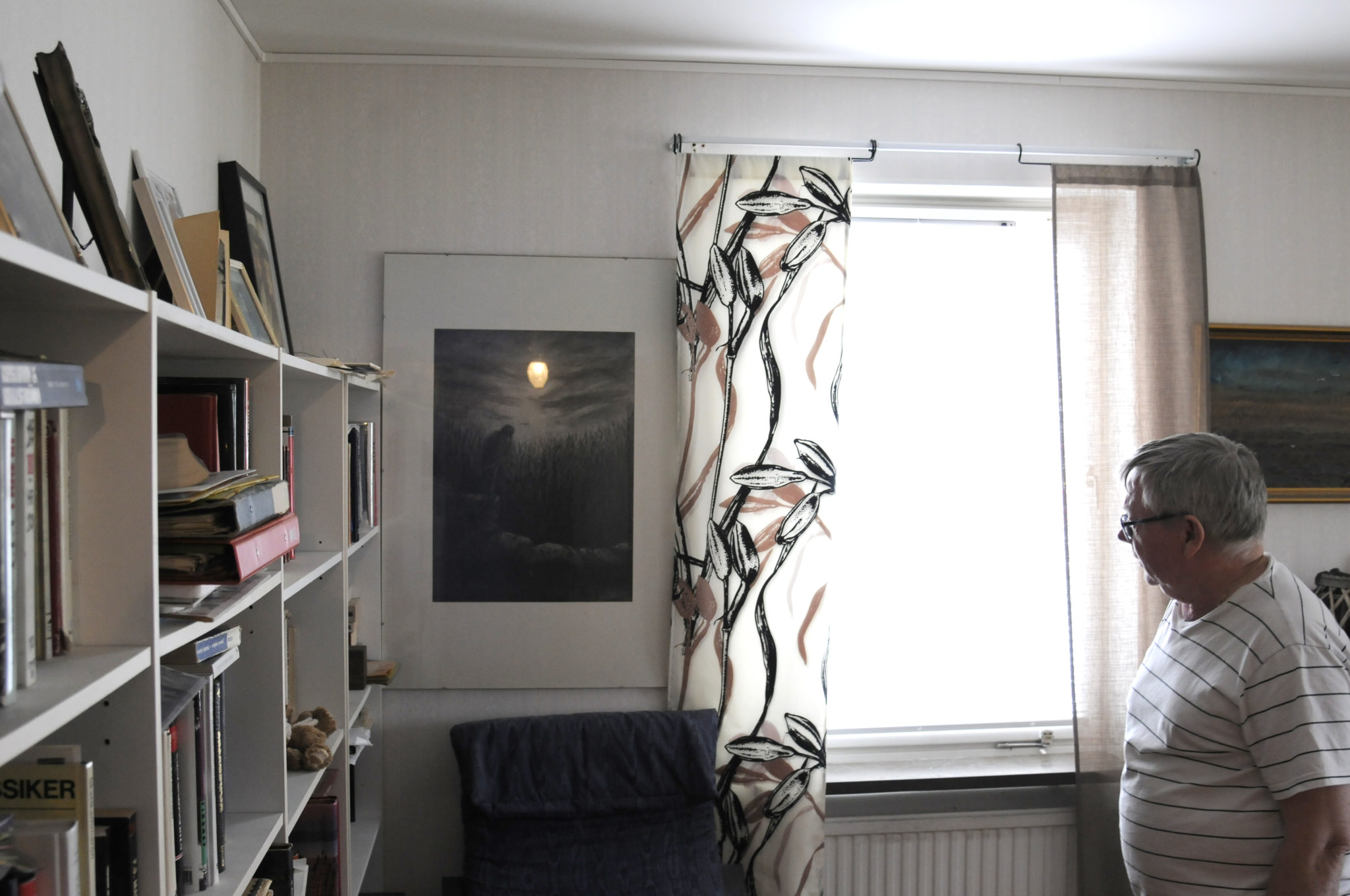 Benny vid fönster i lägenheten