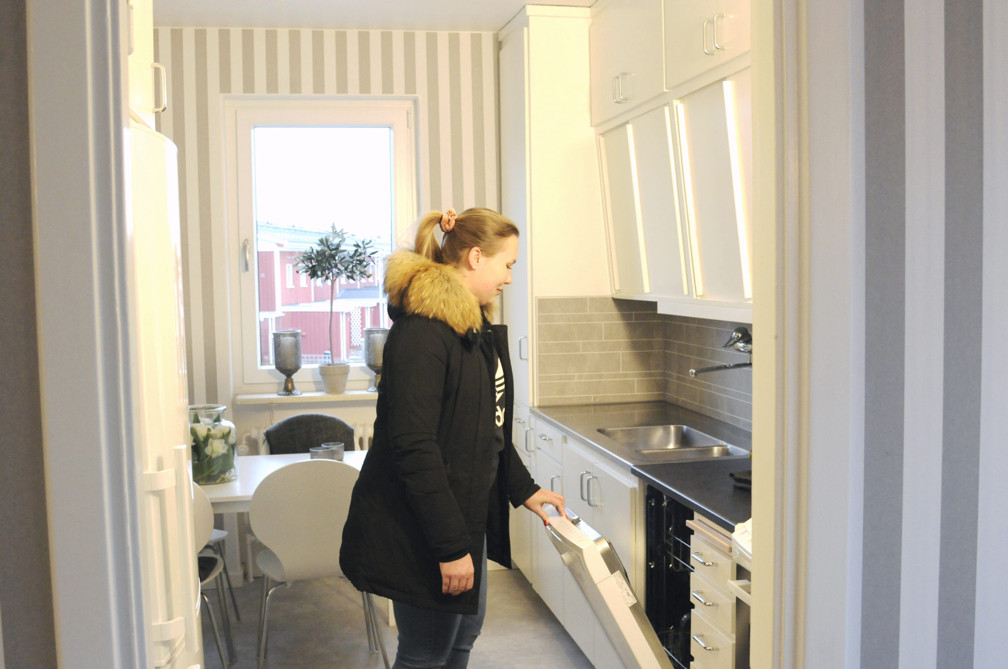 Kvinna kikar på diskmaskinen.