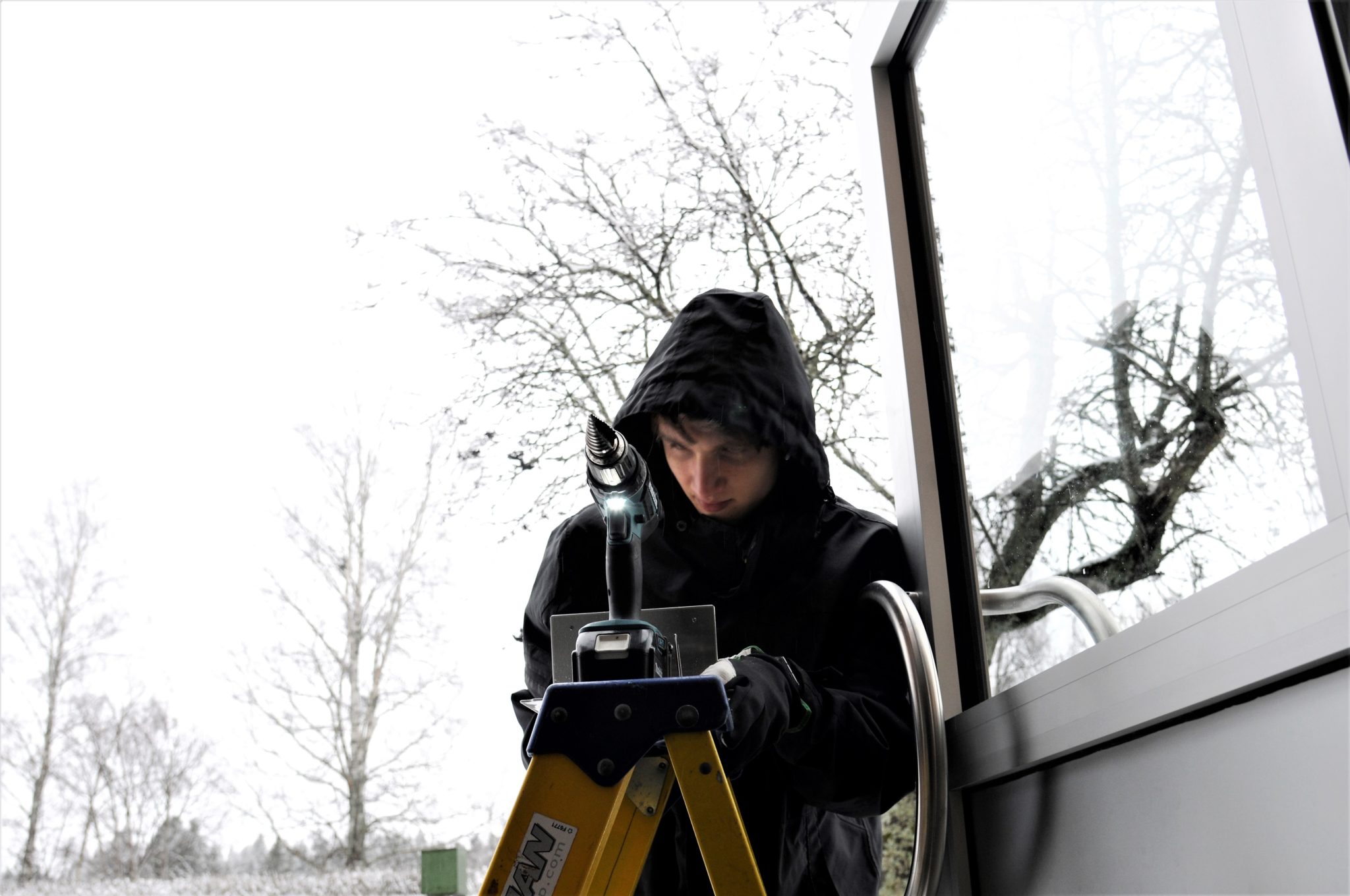 Monterar en ny entrélampa