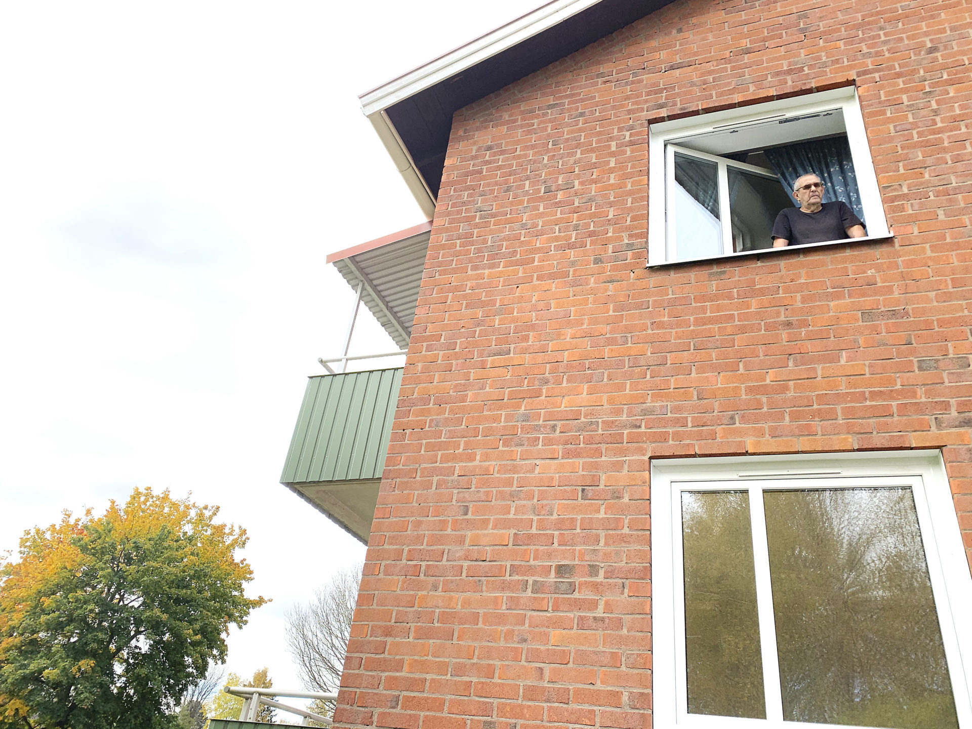 Bo bra i Krylbo Karlbo. Rune tittar ut från sin lägenhet. Krylbohus.