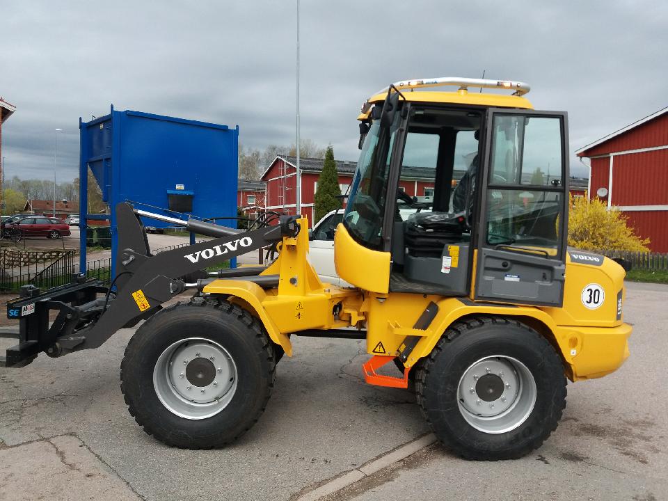 Fastighetsskötare med ny traktor. Krylbohus.