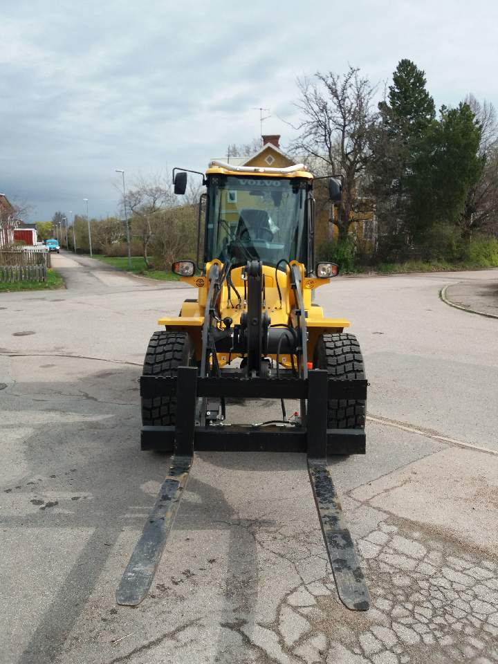Krylbohus. Ny traktor. Ett riktigt lyft.
