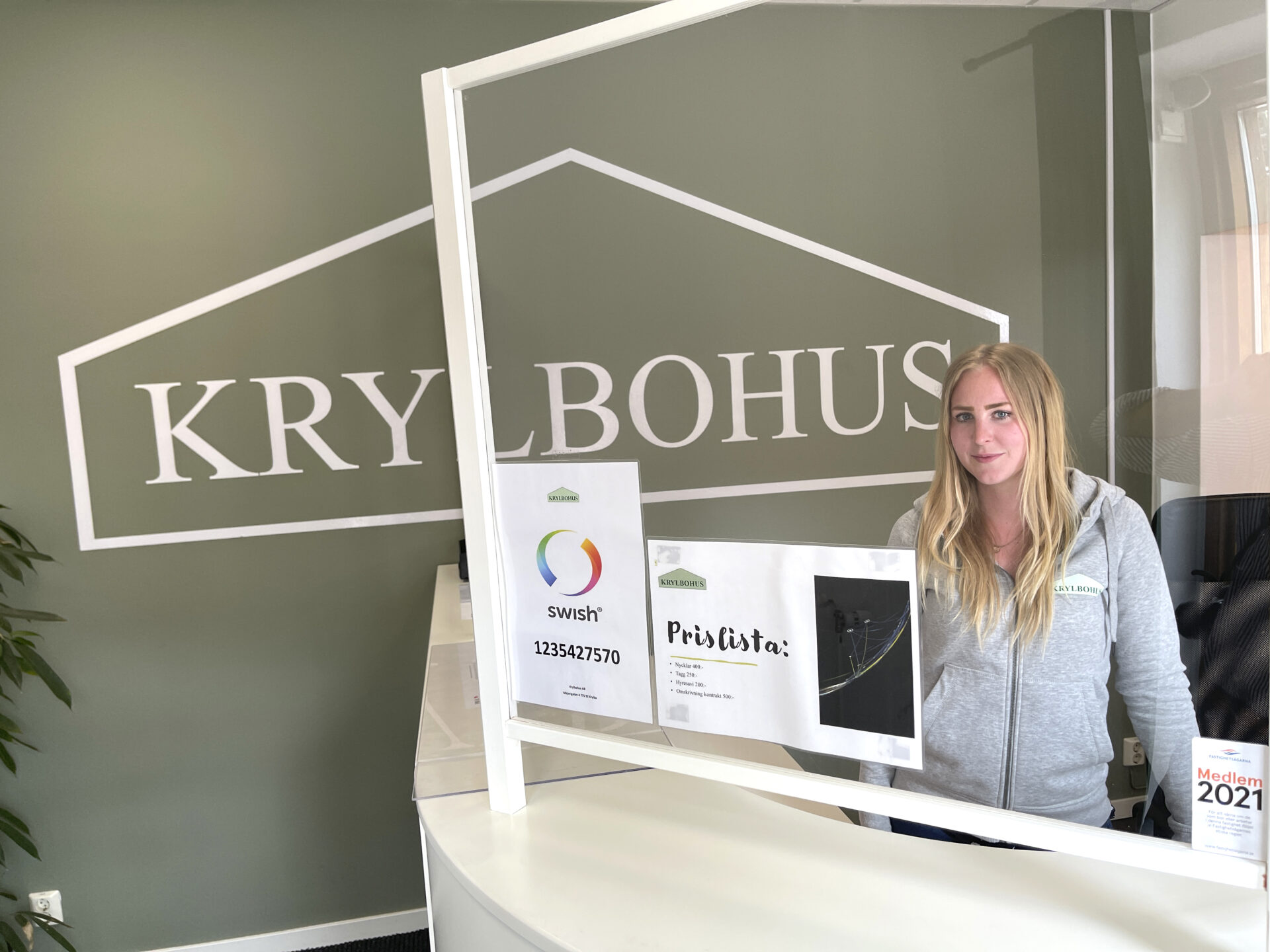 Nyrenoverat hos Krylbohus. Elin bakom disk.