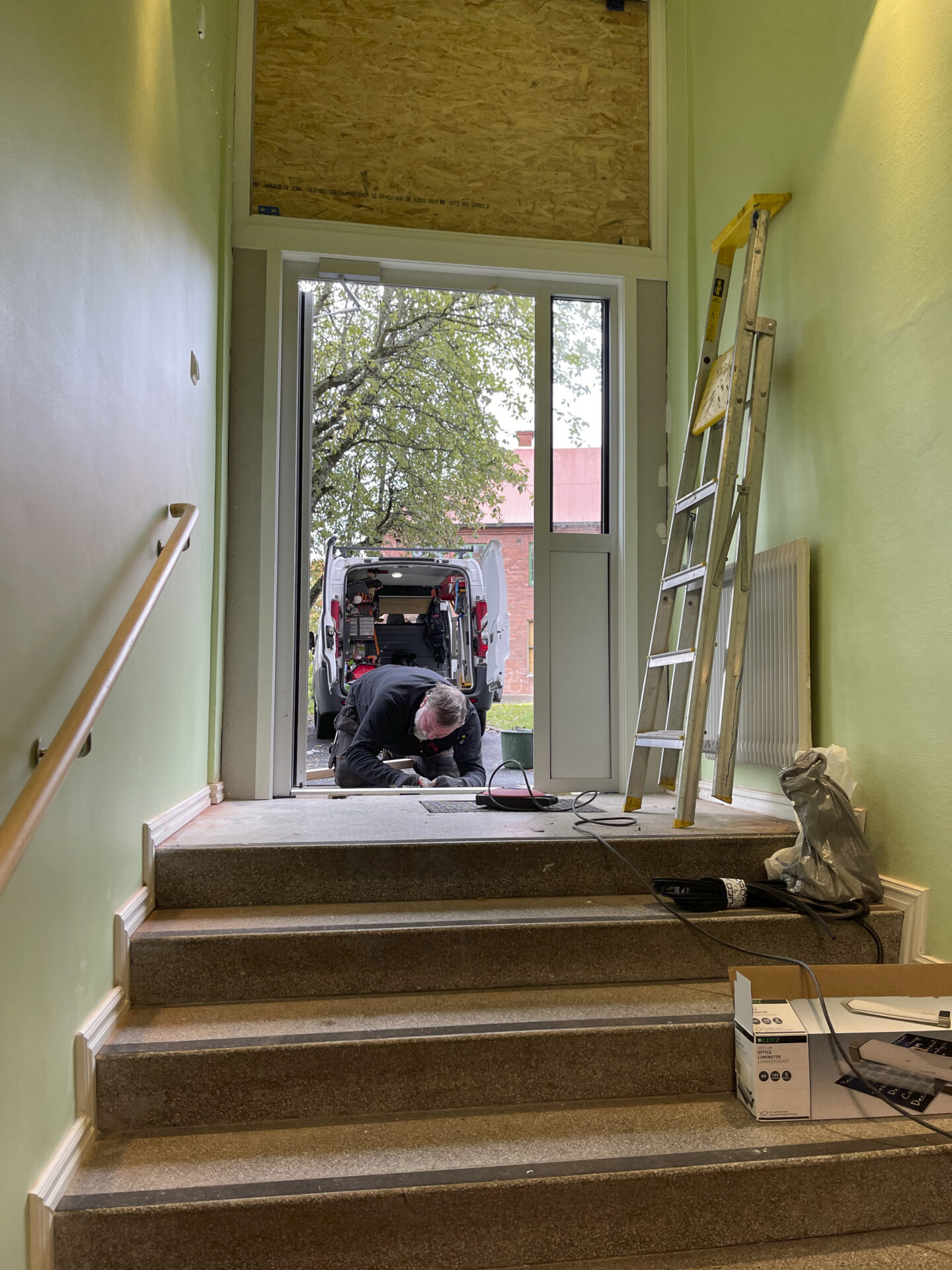 Fred Pacora justerar in dörren