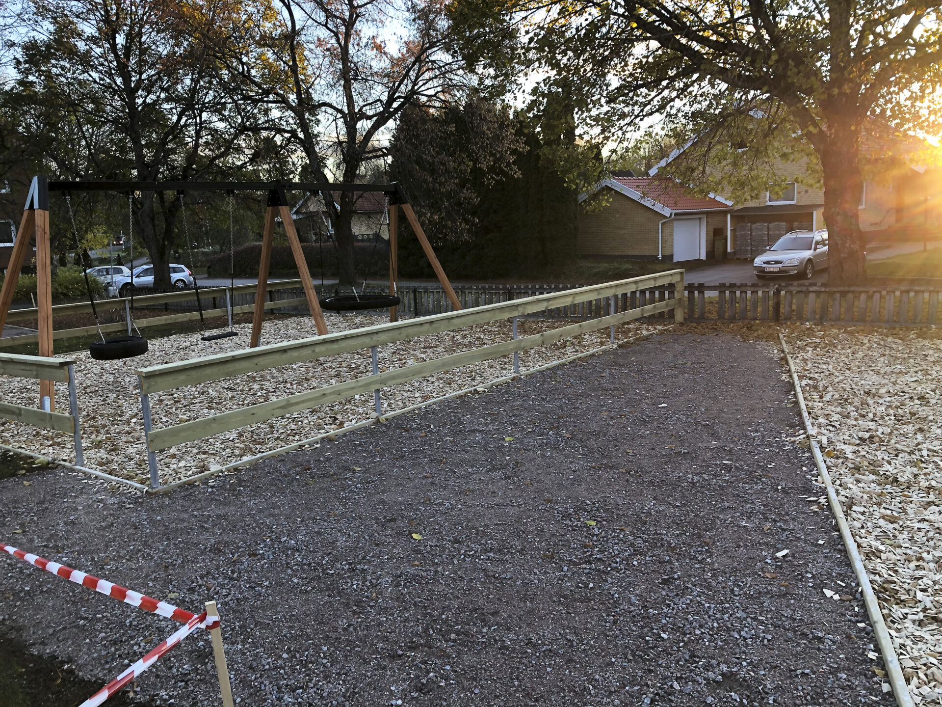 Fint kvällsljus. Lekpark. Bo bra. Krylbohus.